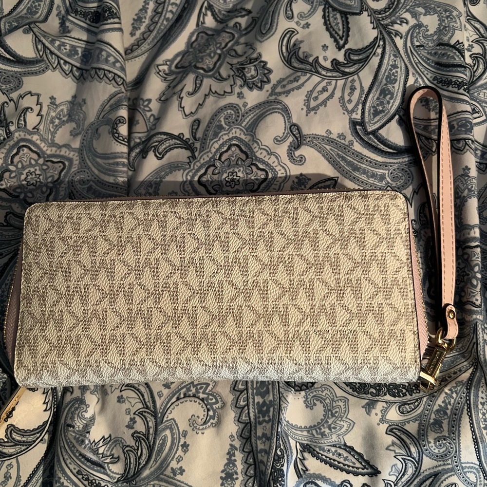 NWOT Michael Kors continental vanilla wallet/inside is ballet pink❤️Reduced❤️ - Picture 2 of 3